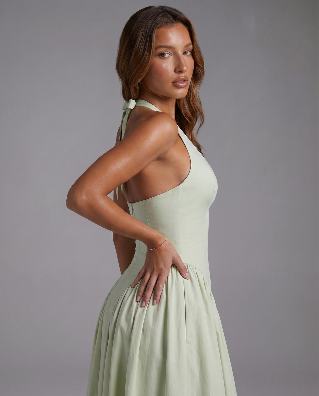 Vestido con espalda descubierta con cuello Halter