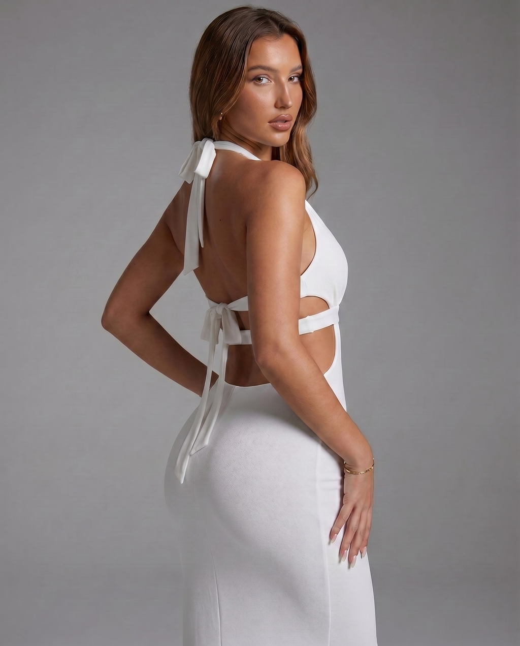 Vestido ajustado con lazo y espalda descubierta