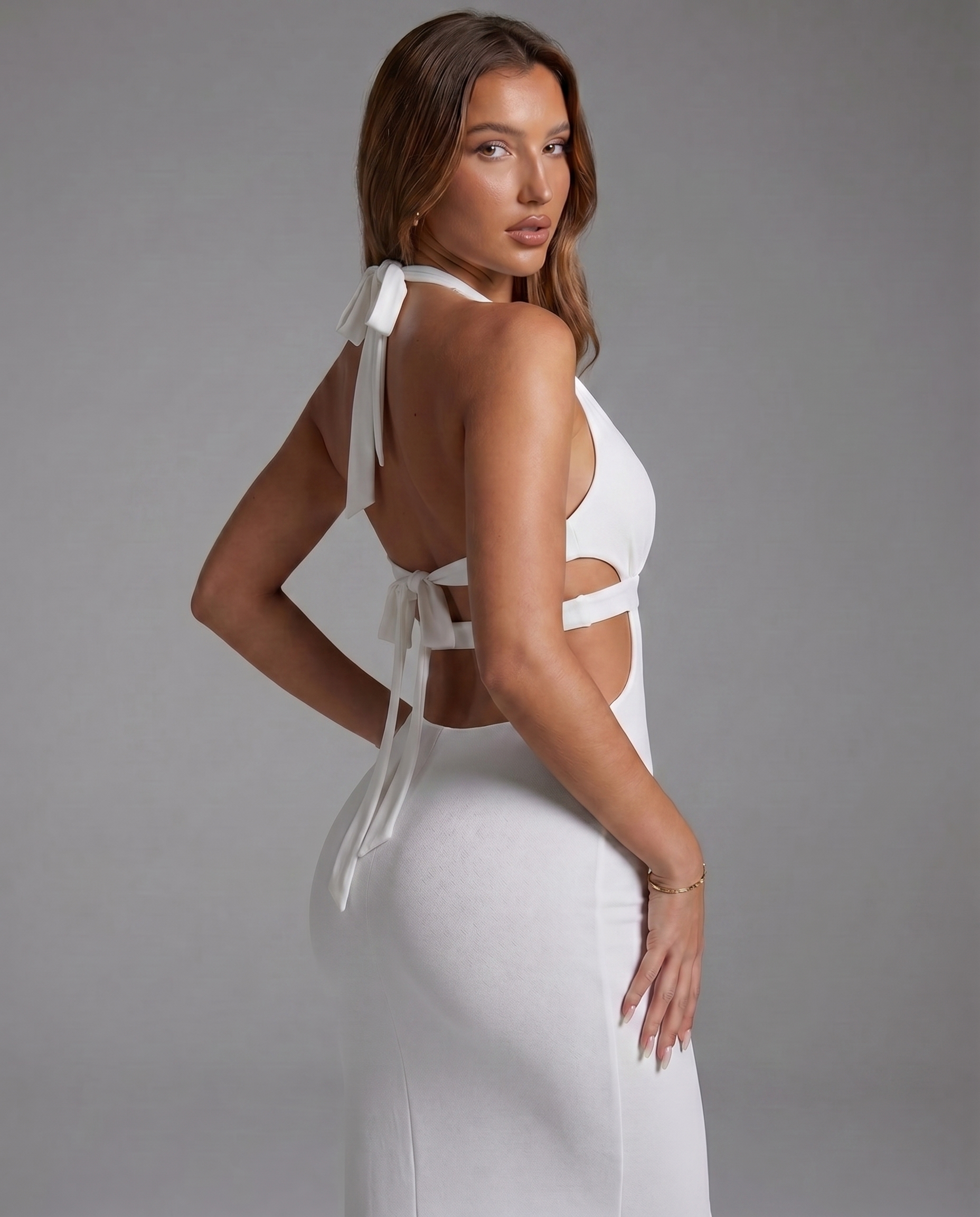 Vestido ajustado con lazo y espalda descubierta